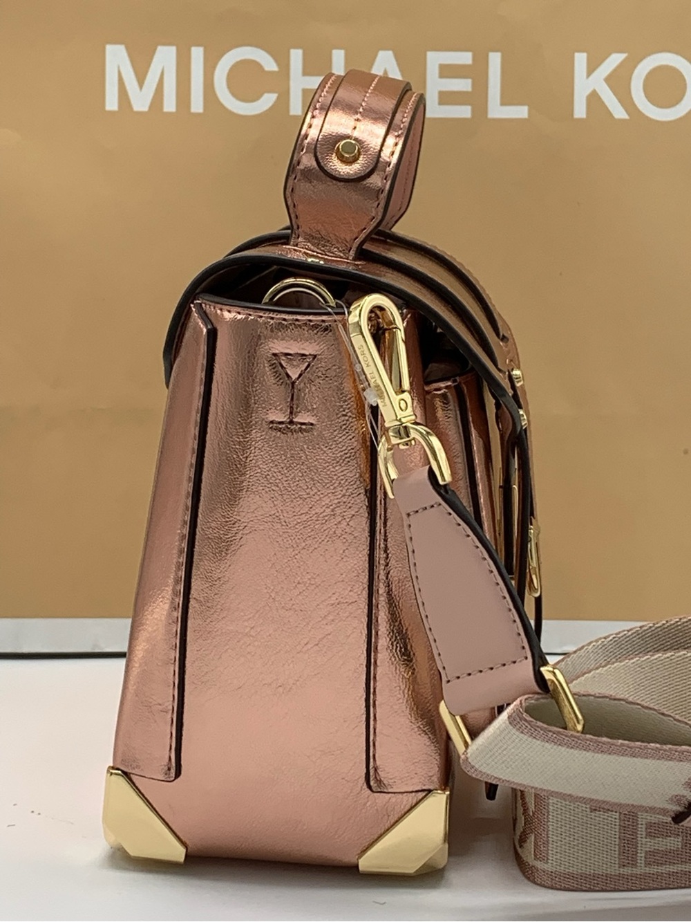 MICHAEL KORS
Manhattan Medium Top
Hand School Patent Satchel Primrose color - Picture 3 of 14